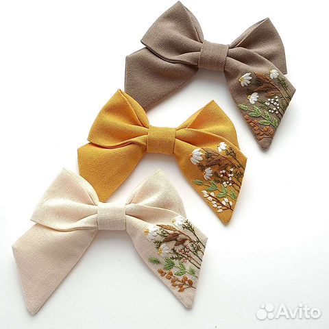 Бант с вышивкой