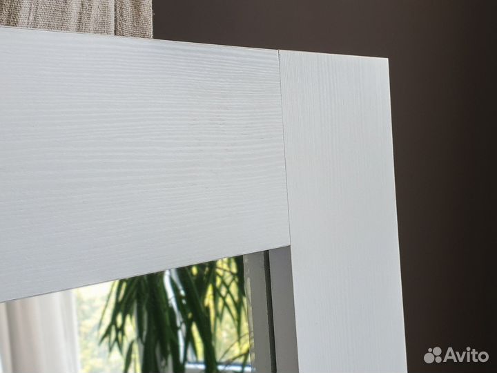 Зеркало напольное в деревянной раме белое