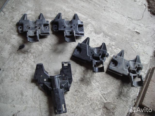 Пежо 308 кронштейн форсунки омывателя фар 07-11