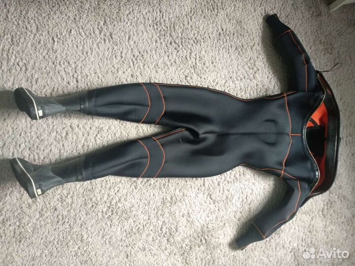 Сухой гидрокостюм