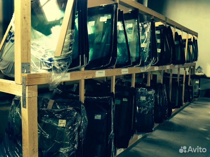 Стекло переднее нижнее на технику Komatsu WB93R-5