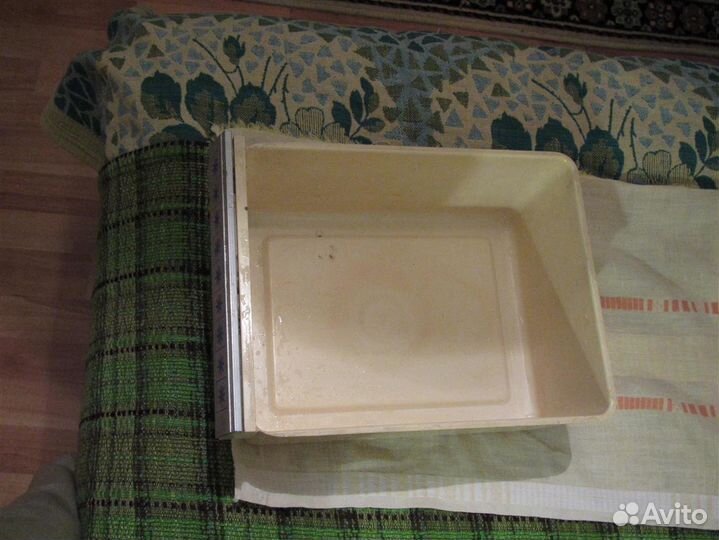 Контейнер пластмассовый из холодильника