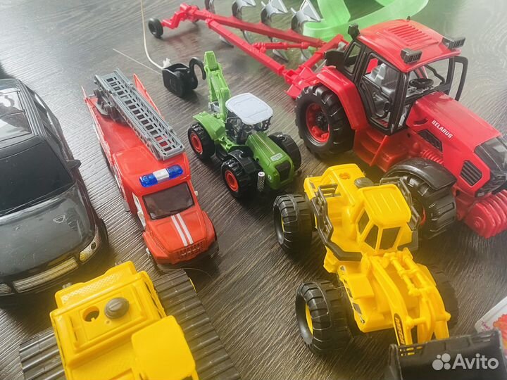 Машинки много