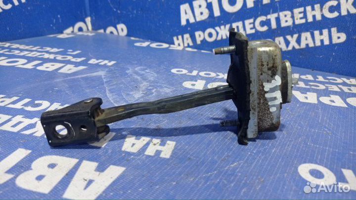 Ограничитель двери Ford Focus 2 седан 2006