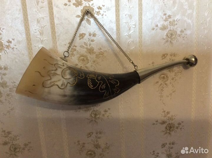 Сувенир в виде рога для вина