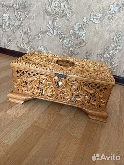 Шкатулка деревянная резная