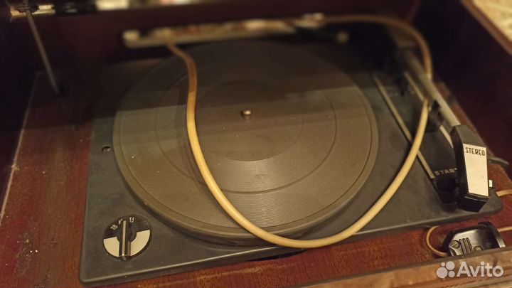 Проигрыватель виниловых пластинок 