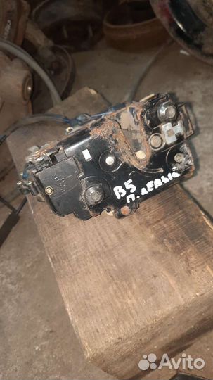 Замок двери передний левый Volkswagen Passat B5