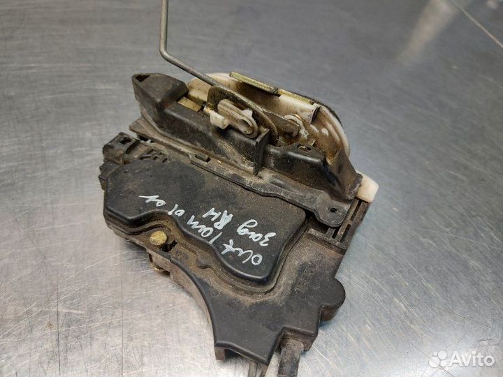 Замок двери задний правый Mitsubishi Outlander