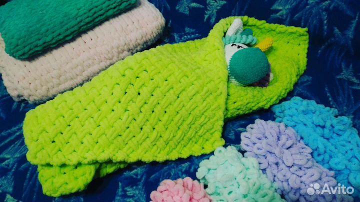 Вязаные плюшевые пледы и пончики