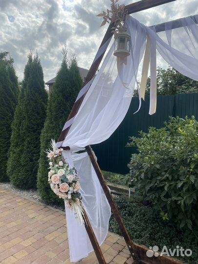 Арка для фотозоны с цветами