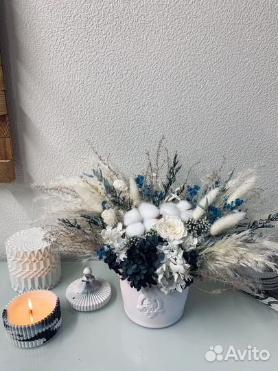 Композиция из стабилизированных цветов в кашпо