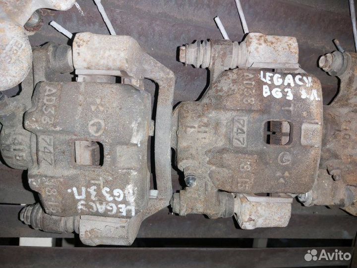 Суппорт тормозной задний правый Subaru Legacy BG3