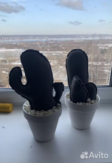 Искусственные цветы в горшках