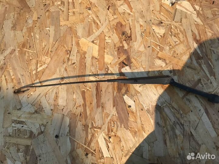 Поводок стеклоочистителя левый Audi 100 45