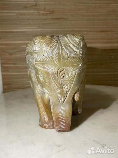 Статуэтка слона из мрамора