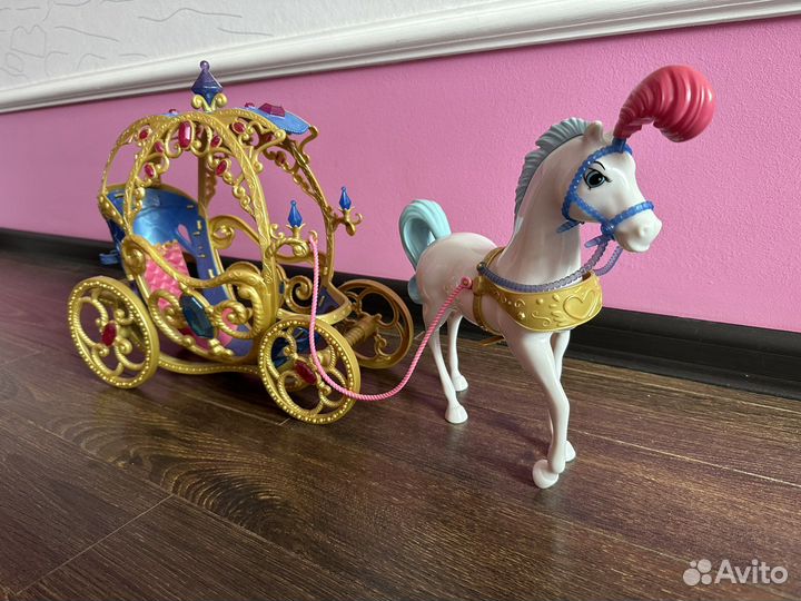 Карета с лошадью