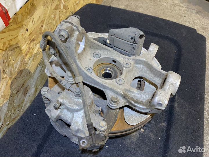 Kia Stinger передний левый кулак