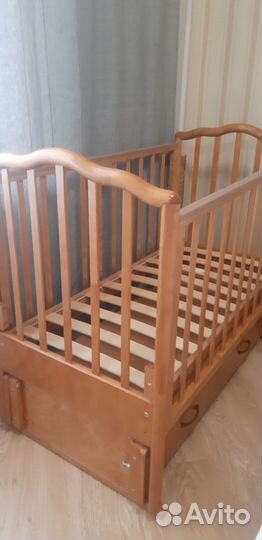 Детская кроватка с маятником и ящиком