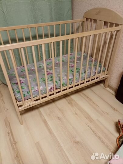 Детская кроватка с поперечным маятником