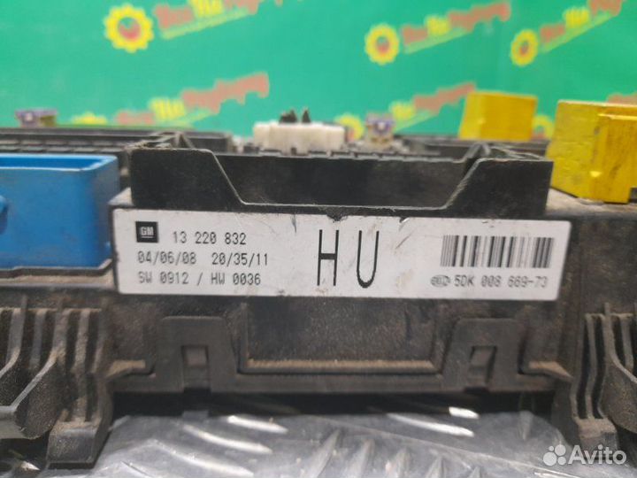 Блок предохранителей Opel Astra H универсал 1.8