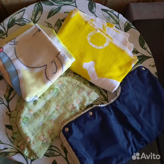 Одеяла шерстяные,подушка и муфта на коляску