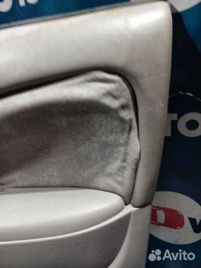 Обшивка двери передняя правая Toyota Prius NHW10