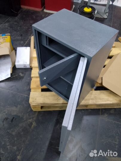 Сейф металлический