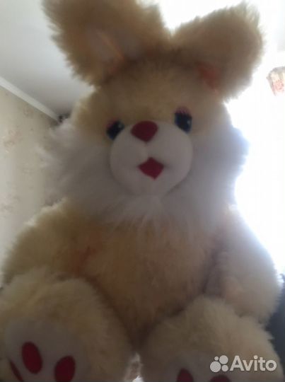 Большой плюшевый заяц