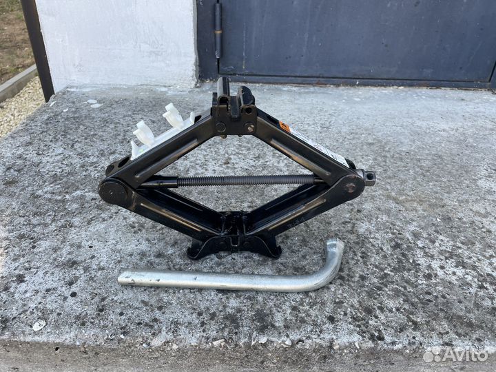 Домкрат и балонный ключ VW Jetta 6