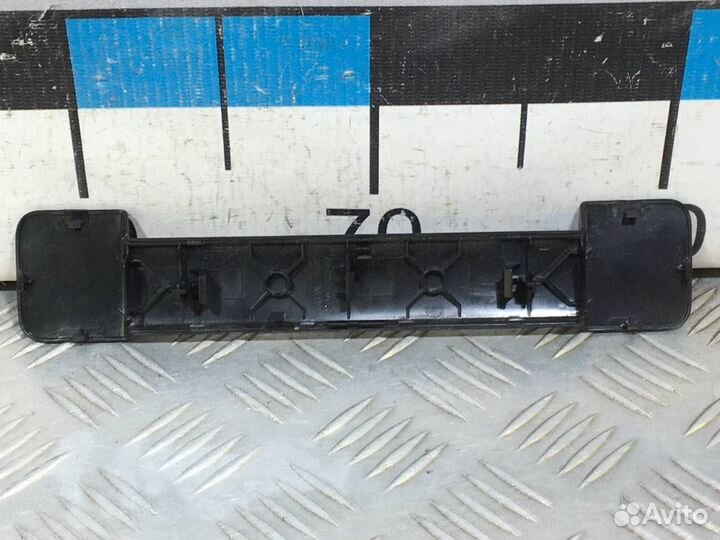 Б/У Накладка ручки багажника внутренней#003