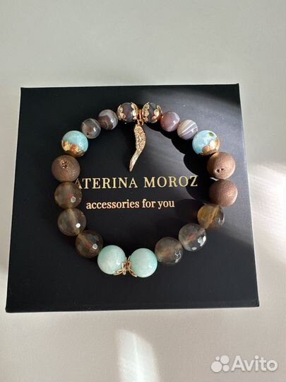 Браслет из агата с подвеской крыло