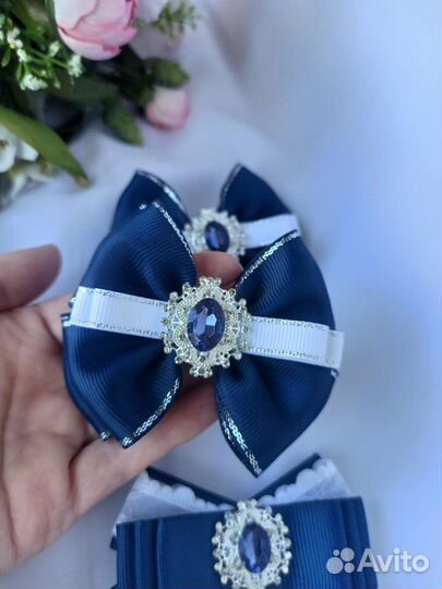 Бантики к синей форме, ручная работа