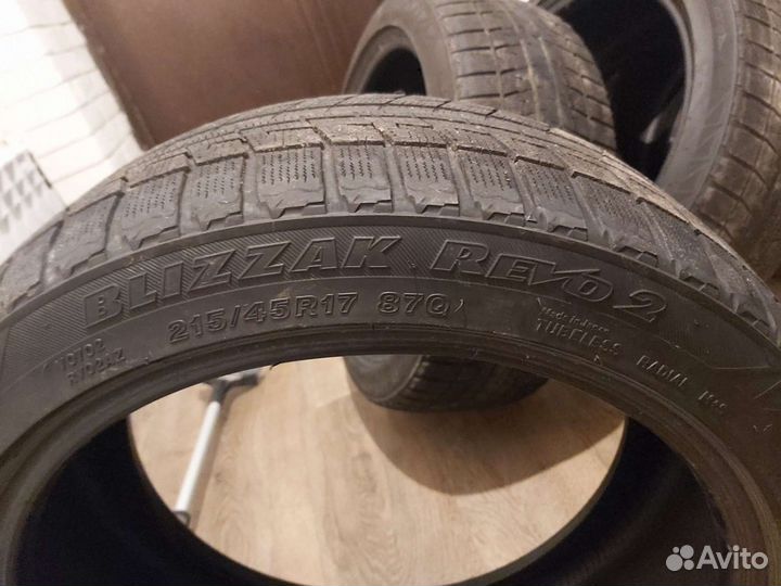Bridgestone Blizzak Revo2 215/45 R17