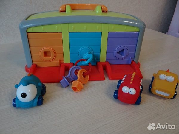 Гараж с машинками монстрами