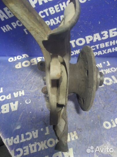 Передний левый поворотный кулак Mercedes-Benz W202