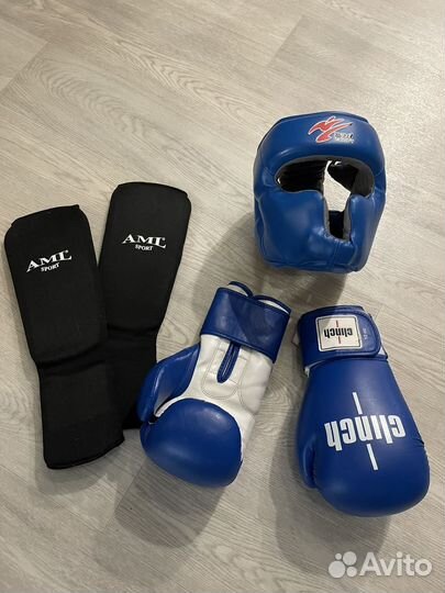 Боксерские перчатки, шлем