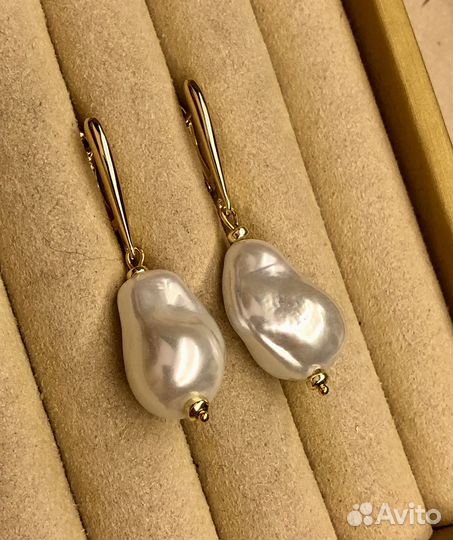 Серьги из крупного барочного жемчуга с золотом