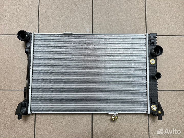 Радиатор охлаждения Mercedes W207 W212 W204