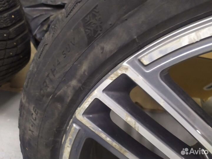 Michelin X-Ice North 4 275/45 R21 и 315/40 R21