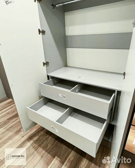 Встроенный распашной шкаф