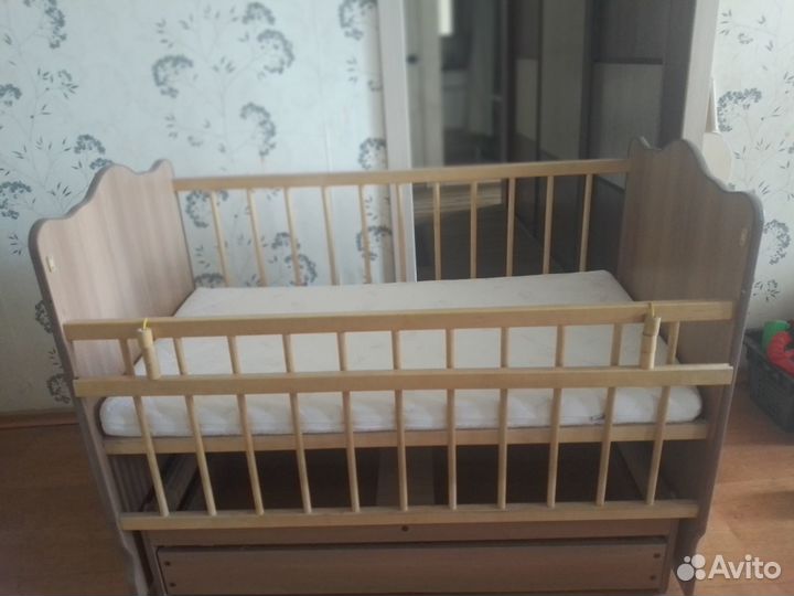 Детская кроватка с маятником и ящиком