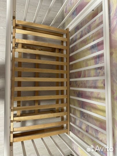 Детская кроватка с маятником