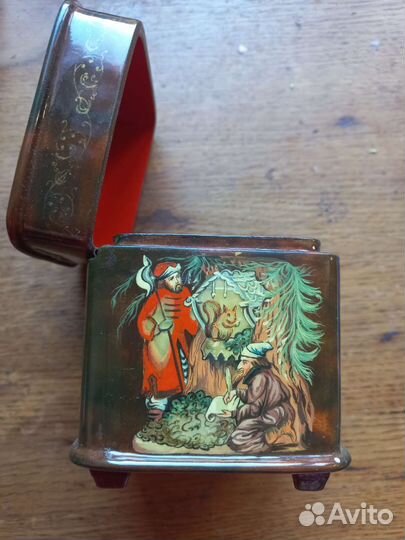 Шкатулка сундучок с перламутром (Федоскино)