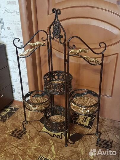 Напольная подставка для цветов