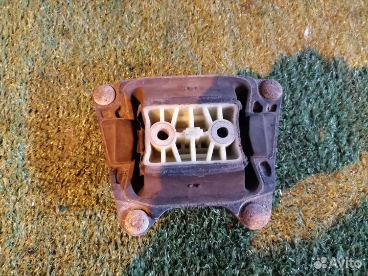 Опора кпп (подушка) NH1040F1 Audi A6 C6 4F2