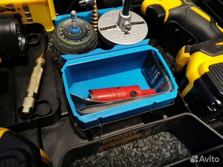 Коробочка в кейс Dewalt на место АКБ