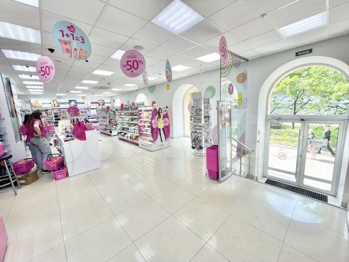 Витрины, есть Арендатор, метро 15 м