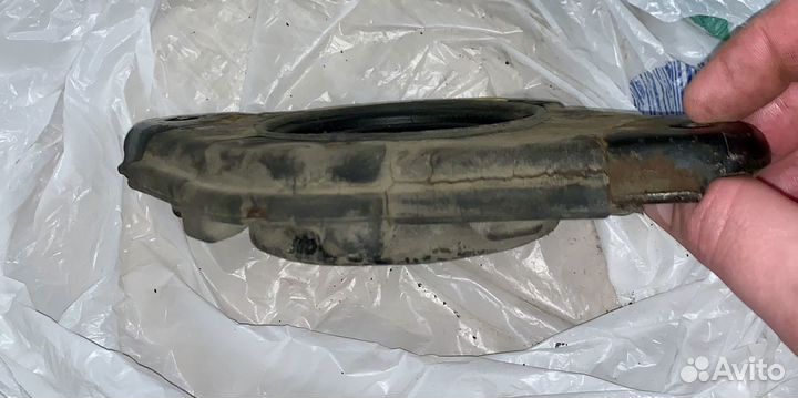 Опора заднего амортизатора для nissan bluebird