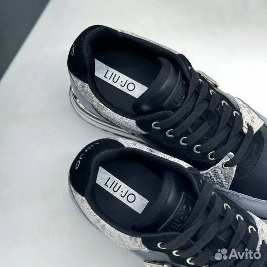 Кроссовки женские